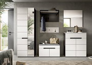 Moderne weiße Garderobenmöbel im Flur: hoher Schrank mit Spiegel, Sitzbank mit Stauraum, Kommode mit Spiegel sowie Wandgarderobe mit Ablage und Haken, frontal aus Augenhöhe fotografiert.