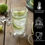 Doppelwandiges Glas mit Limettenscheiben und Eiswürfeln, auf einem Holztisch von oben fotografiert. Hitzebeständiges Borosilikatglas, spülmaschinengeeignet und lebensmittelecht.