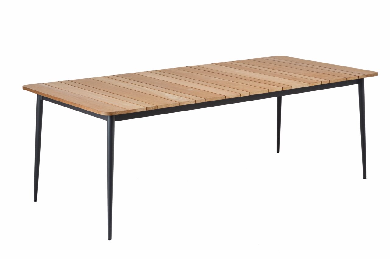 Moderner Esstisch mit Holzlatten und schwarzen Metallbeinen, seitliche Perspektive