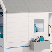 Fenster- und Wandpaneele in Hausform mit grauem Dach und integriertem Regal, seitliche Perspektive
