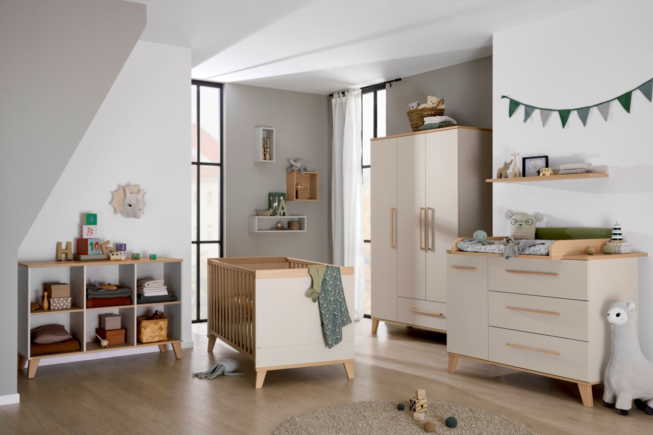 Modernes Sideboard in einem stilvollen Kinderzimmer, seitliche Perspektive