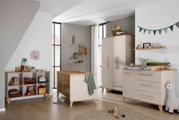 Modern dressoir in een stijlvolle kinderkamer, zijaanzicht