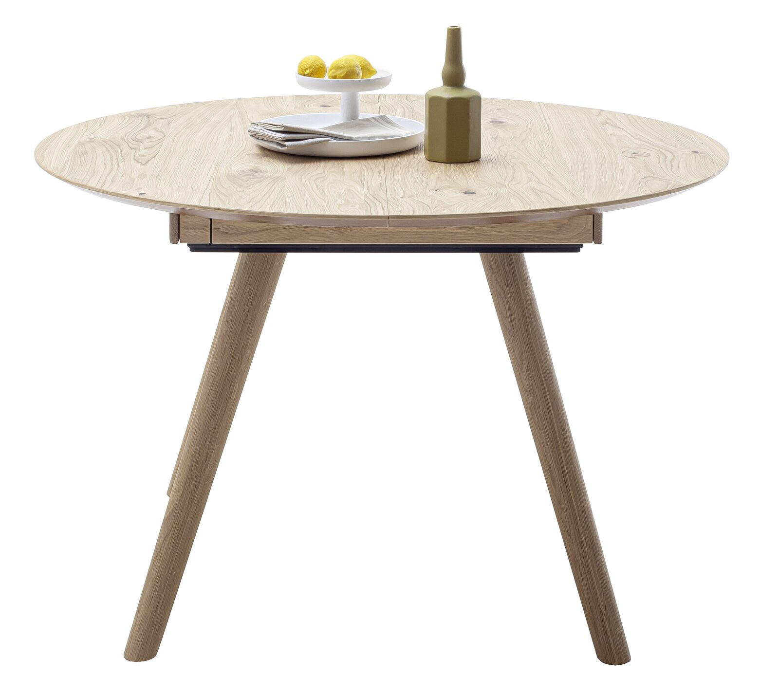 Runder Esstisch aus Holz mit drei Beinen, von der Seite betrachtet, dekoriert mit einer Flasche, einem Teller und Zitronen.