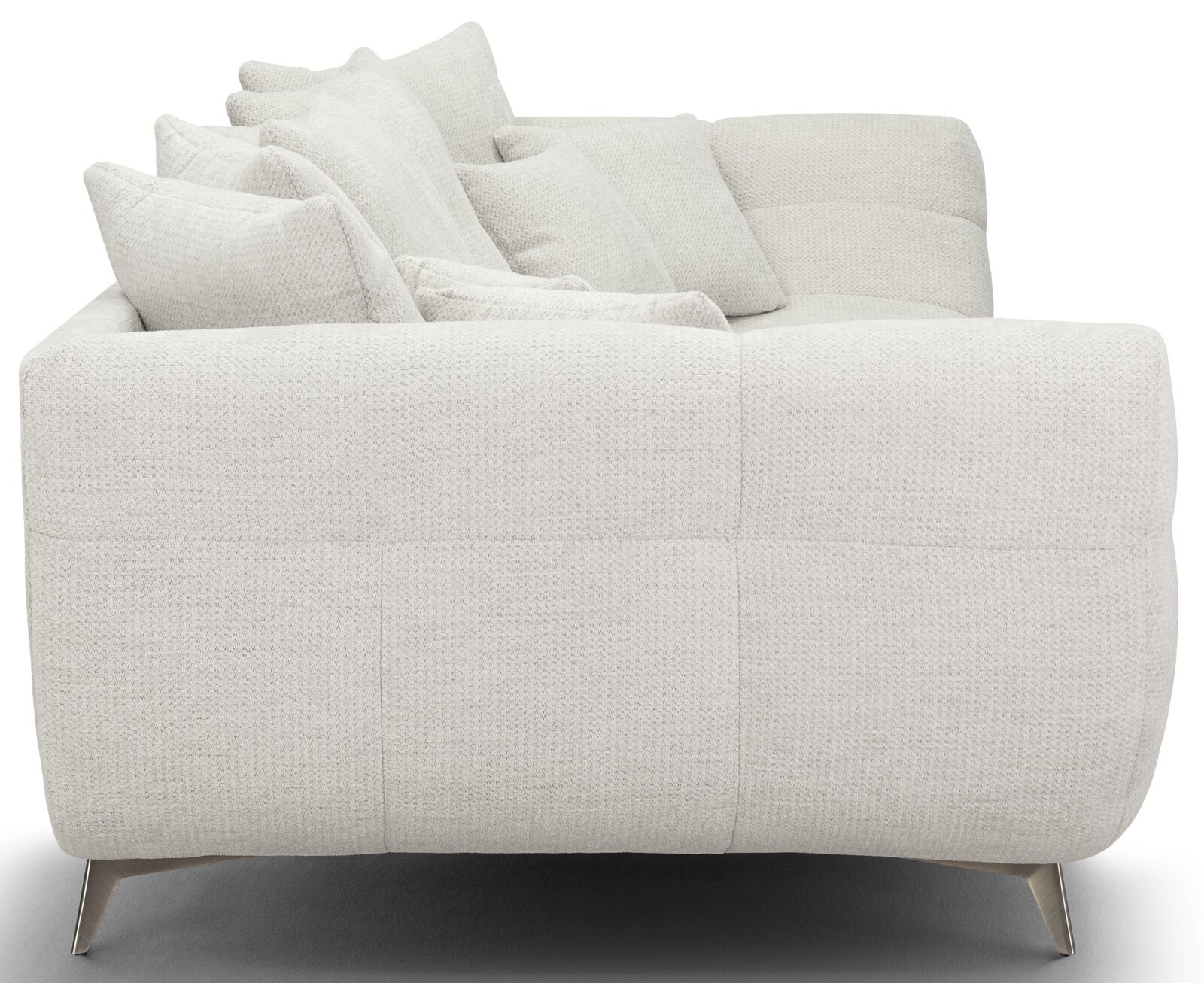 Helle, cremefarbene Polster-Couch mit strukturierter Stoffoberfläche, vielen Rückenkissen und schmalen Metallfüßen, gezeigt in seitlicher Ansicht von links vor weißem Hintergrund.