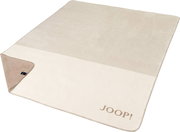 Beige- und cremefarbene JOOP! Wohndecke mit breitem Querstreifen, umgeschlagener Ecke und geketteltem Rand, schräg von oben in 3/4-Perspektive fotografiert