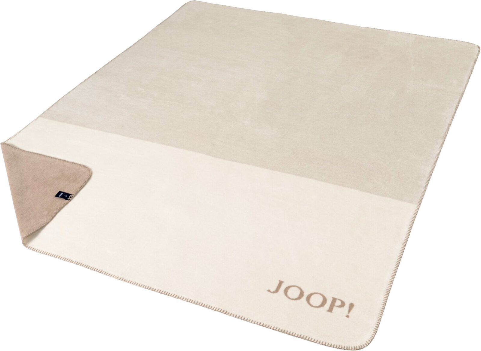 Beige- und cremefarbene JOOP! Wohndecke mit breitem Querstreifen, umgeschlagener Ecke und geketteltem Rand, schräg von oben in 3/4-Perspektive fotografiert