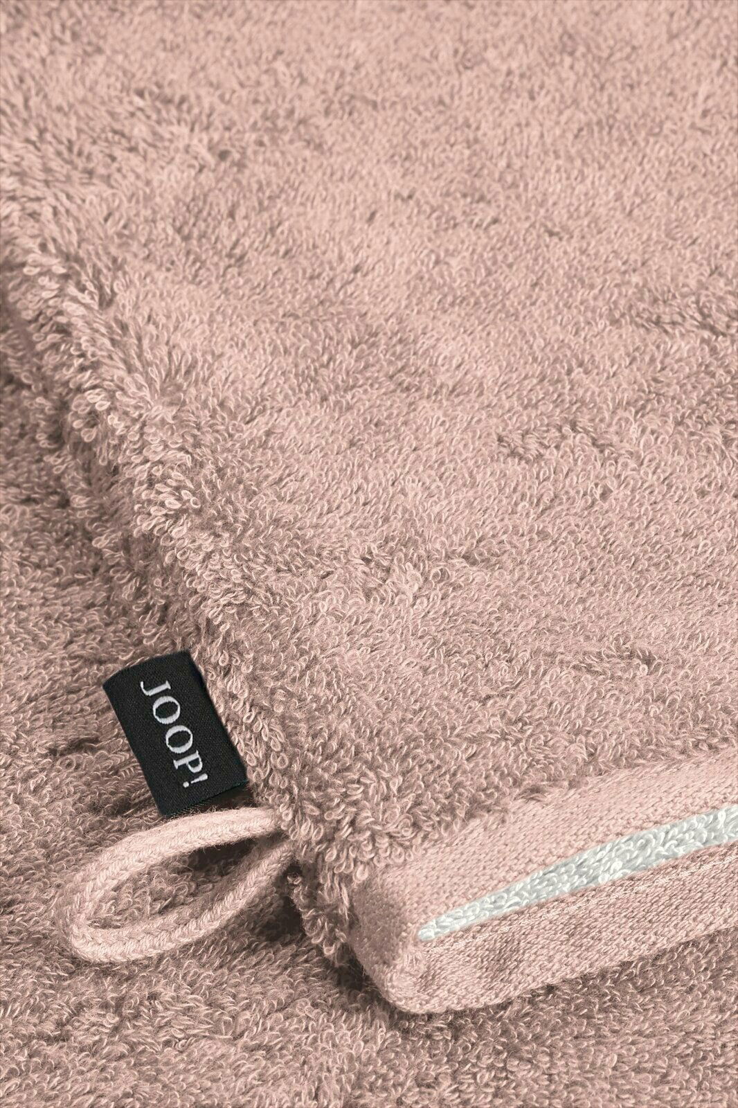 Nahaufnahme eines rosafarbenen Waschhandschuhs mit einer Schlaufe und einem schwarzen Etikett mit der Aufschrift 'JOOP!'