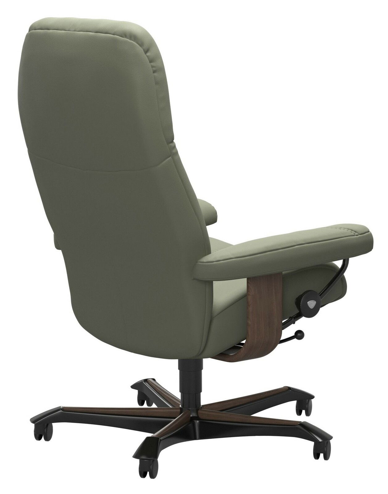 Rückansicht eines grünen Chefsessels mit Holz- und Metallakzenten, auf Rollen.
