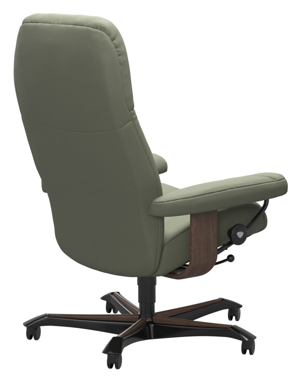 Rückansicht eines grünen Chefsessels mit Holz- und Metallakzenten, auf Rollen.