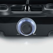 Nahaufnahme eines Raclette Grills mit beleuchtetem Temperaturregler, Ansicht von vorne.