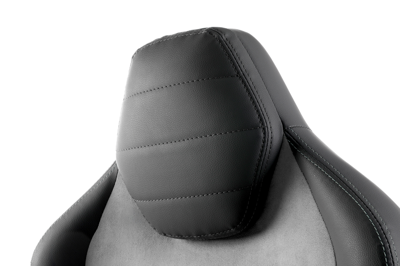 Nahaufnahme der Rückenlehne eines Gaming-Stuhls aus schwarzem Kunstleder, seitliche Perspektive