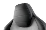 Nahaufnahme der Rückenlehne eines Gaming-Stuhls aus schwarzem Kunstleder, seitliche Perspektive