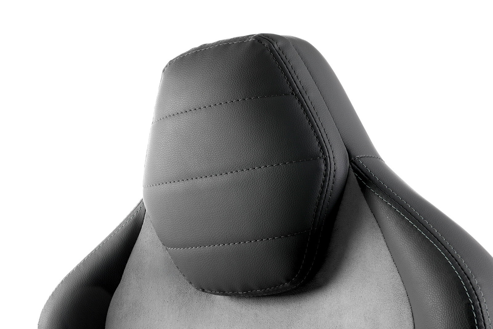 Nahaufnahme der Rückenlehne eines Gaming-Stuhls aus schwarzem Kunstleder, seitliche Perspektive