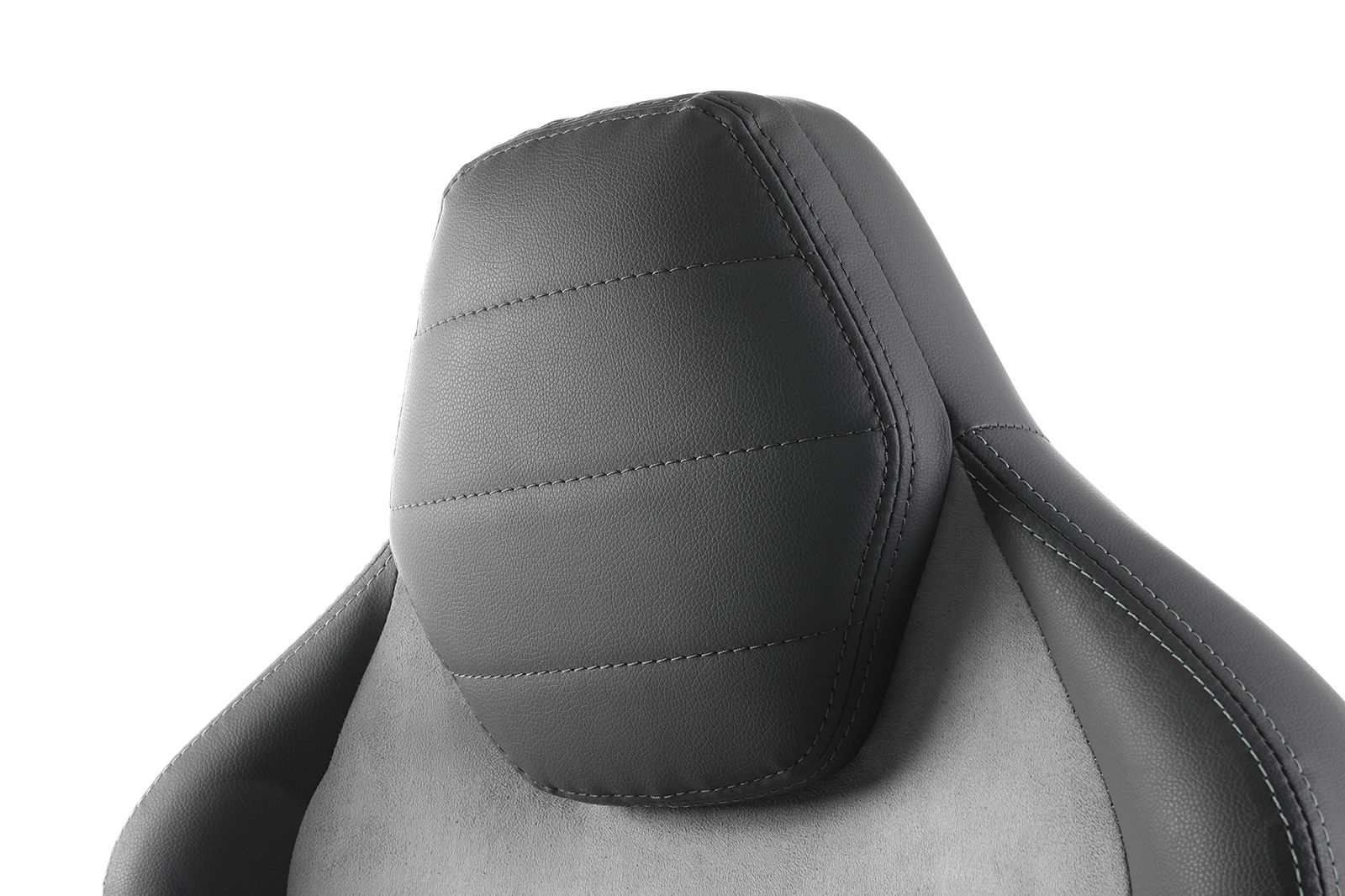 Nahaufnahme der Rückenlehne eines Gaming-Stuhls aus schwarzem Kunstleder, seitliche Perspektive