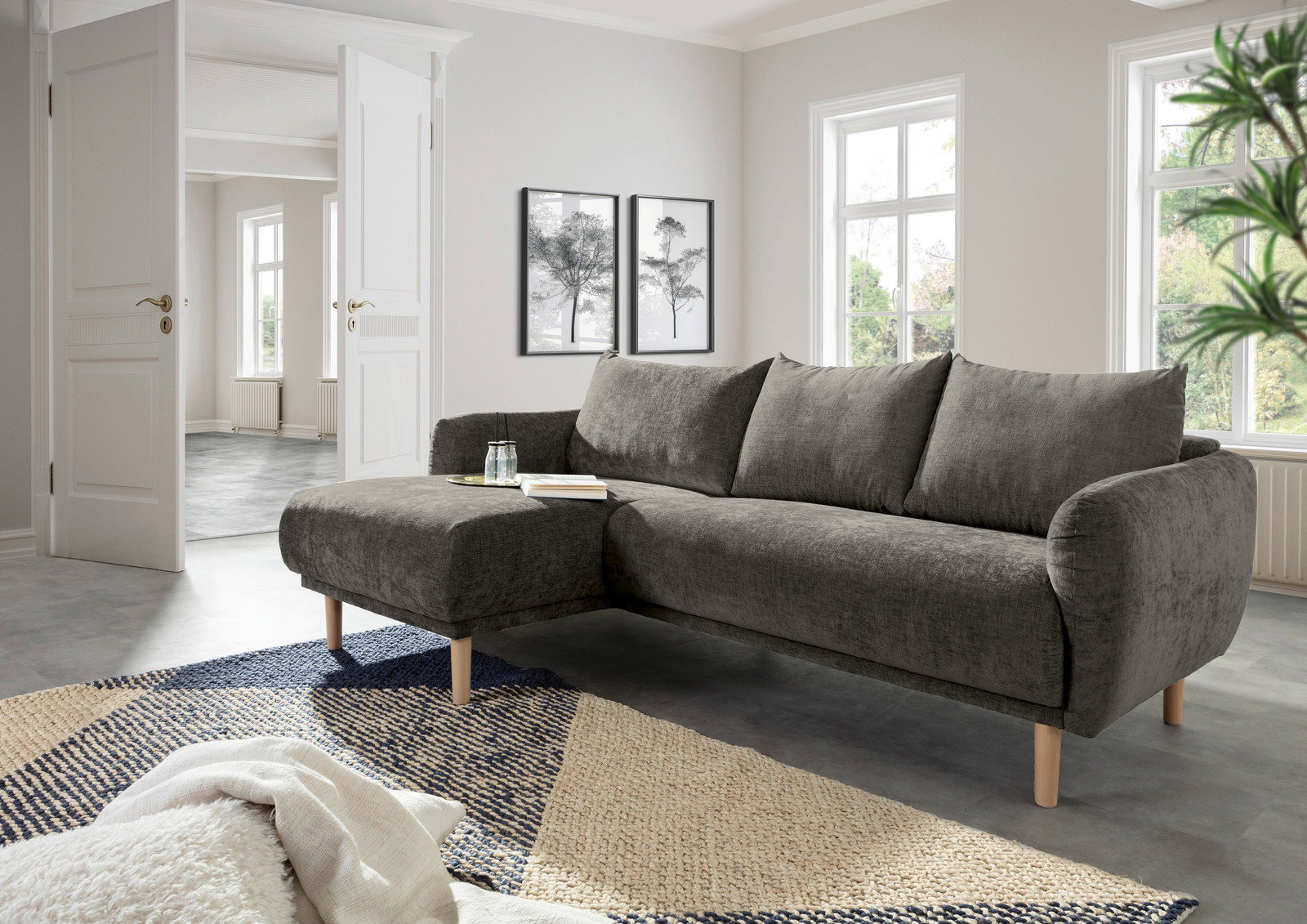 Z2 Ecksofa POWER Graues Ecksofa mit Holzfüßen in einem modernen Wohnzimmer, Perspektive von vorne links.