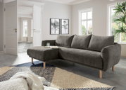 Graues Ecksofa mit Holzfüßen in einem modernen Wohnzimmer, Perspektive von vorne links.