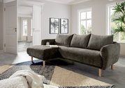 Graues Ecksofa mit Holzfüßen in einem modernen Wohnzimmer, Perspektive von vorne links.