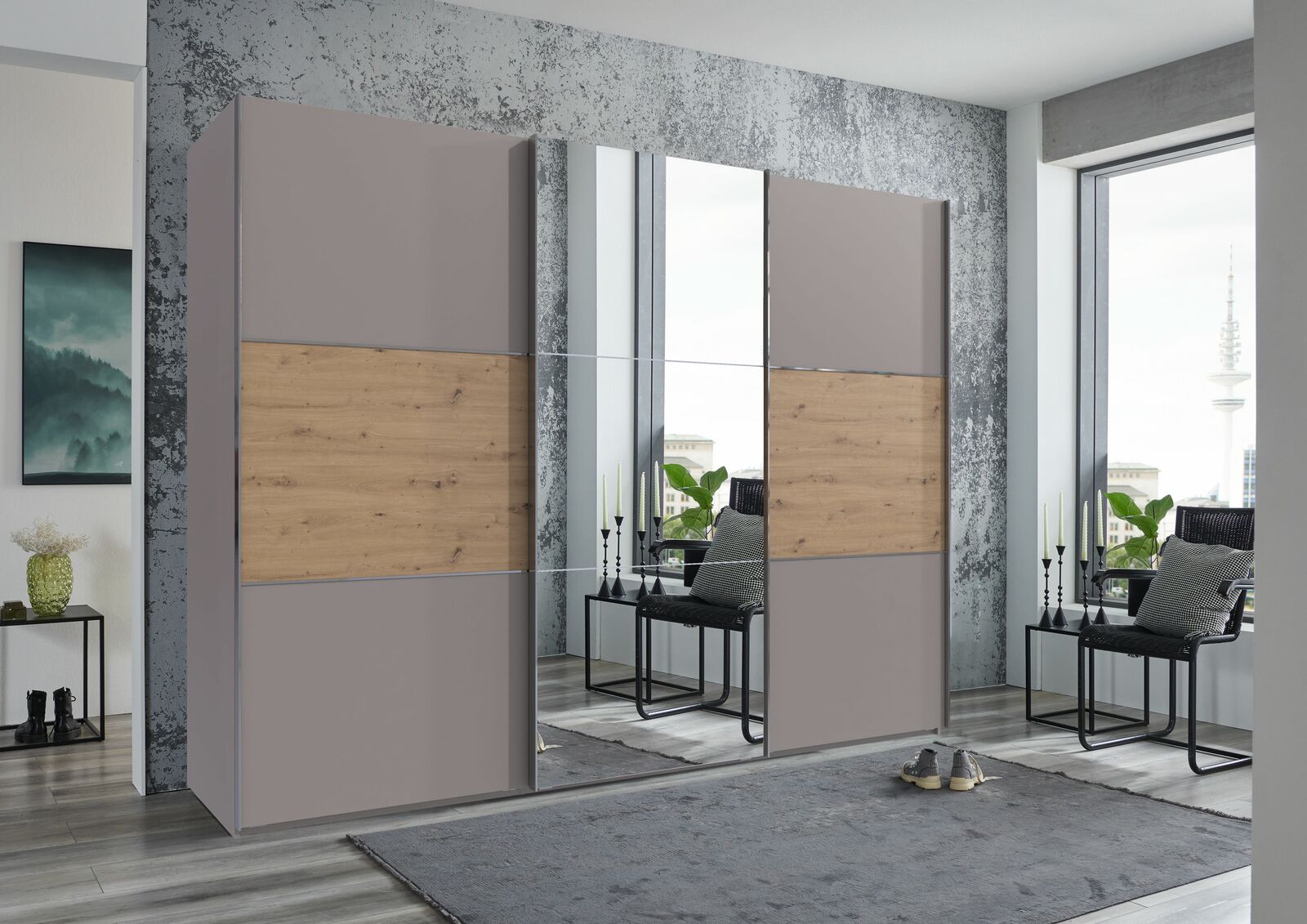 Moderner dreitüriger Schwebetürenschrank mit Spiegel und Holzelementen, seitliche Perspektive.