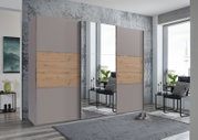 Moderne drievleugelige hangdeurkast met spiegel en houten elementen, zijaanzicht.