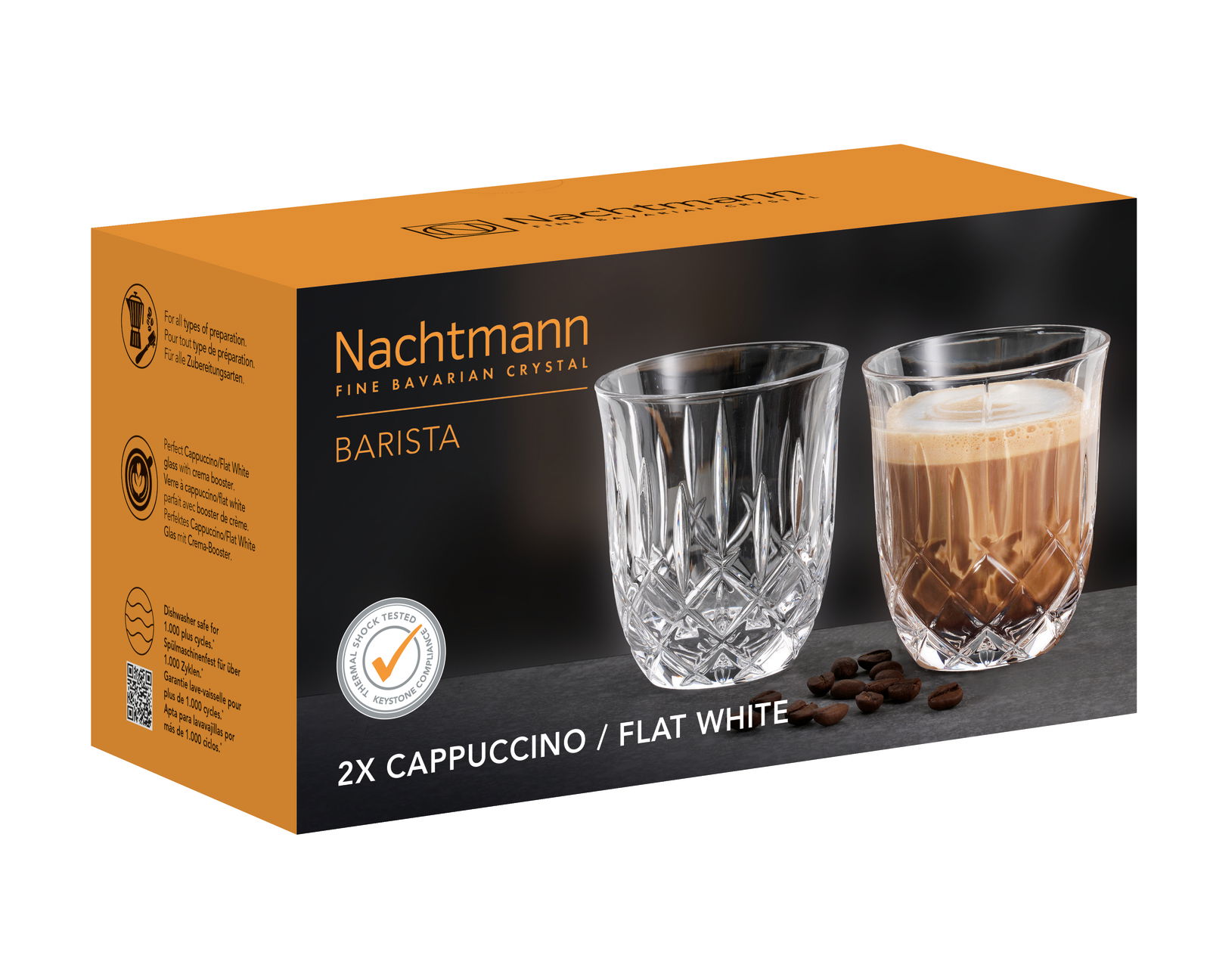 Zwei elegante Kristallgläser von Nachtmann für Cappuccino oder Flat White, präsentiert in einer stilvollen Verpackung. Perspektive: Schräg von vorne.