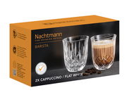 Zwei elegante Kristallgläser von Nachtmann für Cappuccino oder Flat White, präsentiert in einer stilvollen Verpackung. Perspektive: Schräg von vorne.