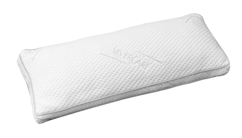 Rechteckiges, weißes Komfortschlafkissen mit geprägtem Muster und der Aufschrift 'Silvercare', seitliche Perspektive.