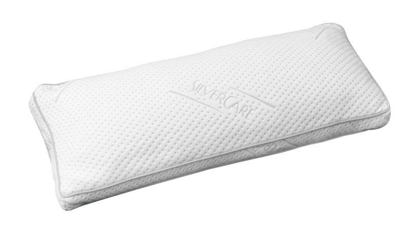 Rechteckiges, weißes Komfortschlafkissen mit geprägtem Muster und der Aufschrift 'Silvercare', seitliche Perspektive.