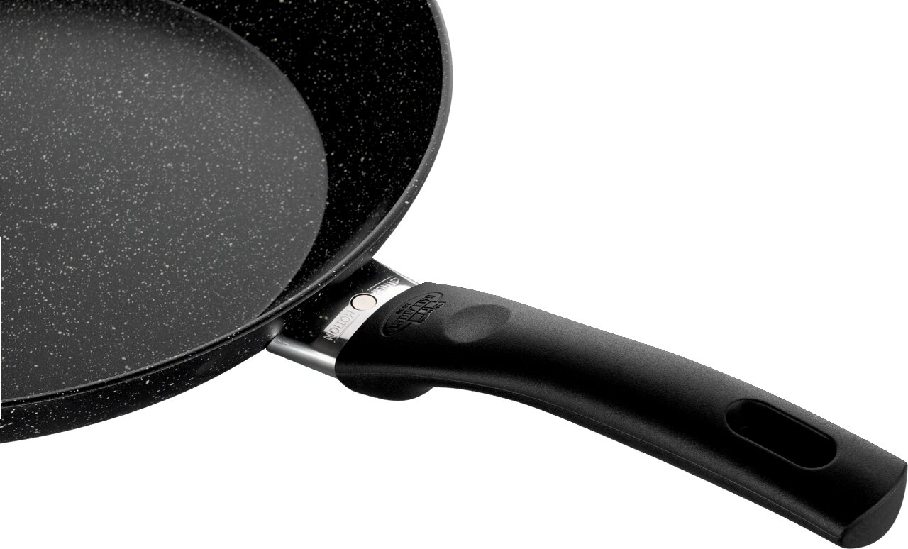 Nahaufnahme einer schwarzen Bratpfanne mit Antihaftbeschichtung und ergonomischem Griff, seitliche Perspektive