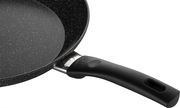 Nahaufnahme einer schwarzen Bratpfanne mit Antihaftbeschichtung und ergonomischem Griff, seitliche Perspektive