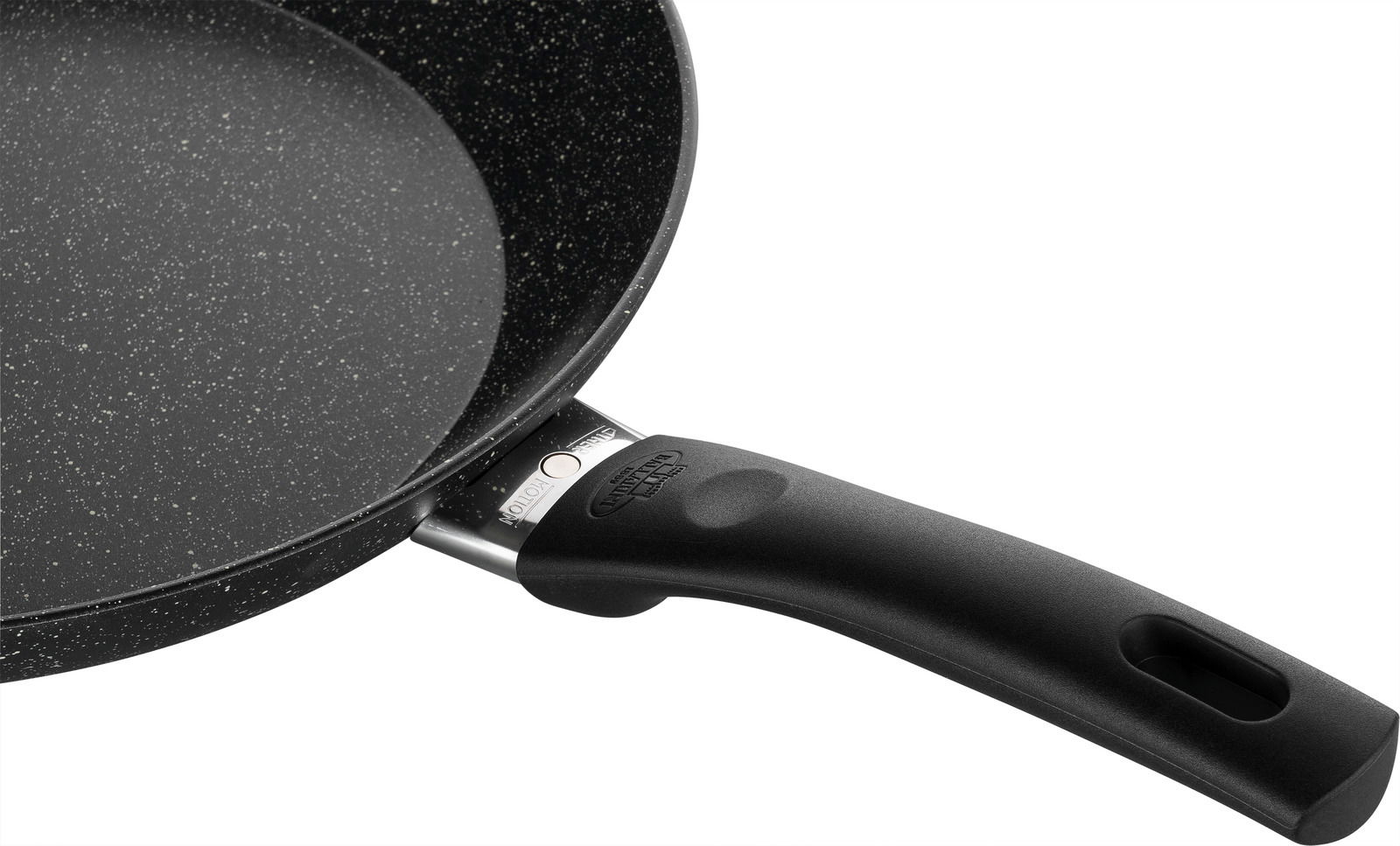 Nahaufnahme einer schwarzen Bratpfanne mit Antihaftbeschichtung und ergonomischem Griff, seitliche Perspektive