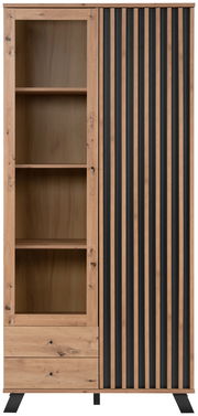 Frontansicht einer modernen Vitrine mit Holz- und Metallelementen, links mit offenen Regalen und rechts mit vertikalen schwarzen Streifen.