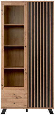 Vooraanzicht van een moderne vitrinekast met houten en metalen elementen, links met open planken en rechts met verticale zwarte strepen.
