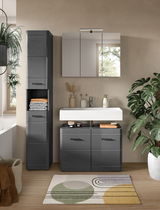 Moderne Badkombination in grauem Hochglanz mit Spiegelschrank, Waschbecken und Stauraum, frontal betrachtet.