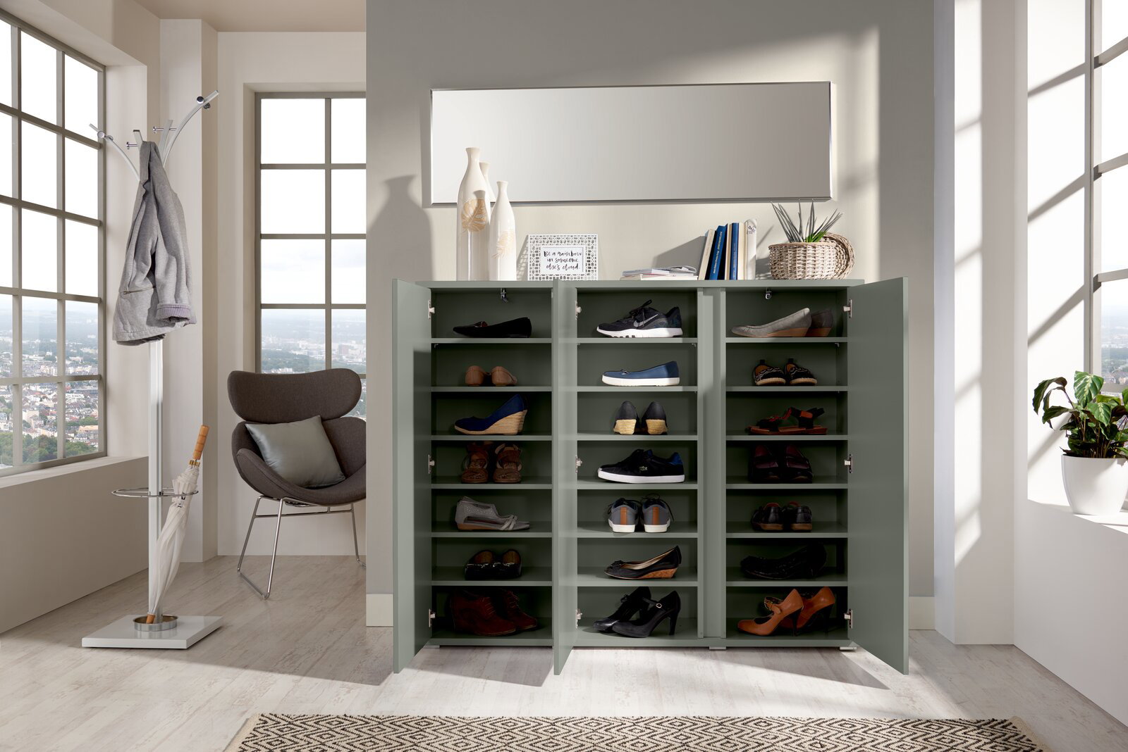 Moderner Schuhschrank in einem hellen Raum, frontal fotografiert, mit offenen Türen und mehreren Paaren von Schuhen auf den Regalen.