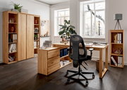 Moderne Büroumgebung mit Eckschreibtischkombination aus Holz, Aktenschränken und ergonomischem Bürostuhl, seitliche Perspektive.