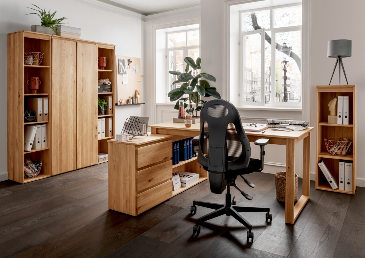 Moderne kantooromgeving met een hoekbureaucombinatie van hout, archiefkasten en een ergonomische bureaustoel, gezien vanaf de zijkant.