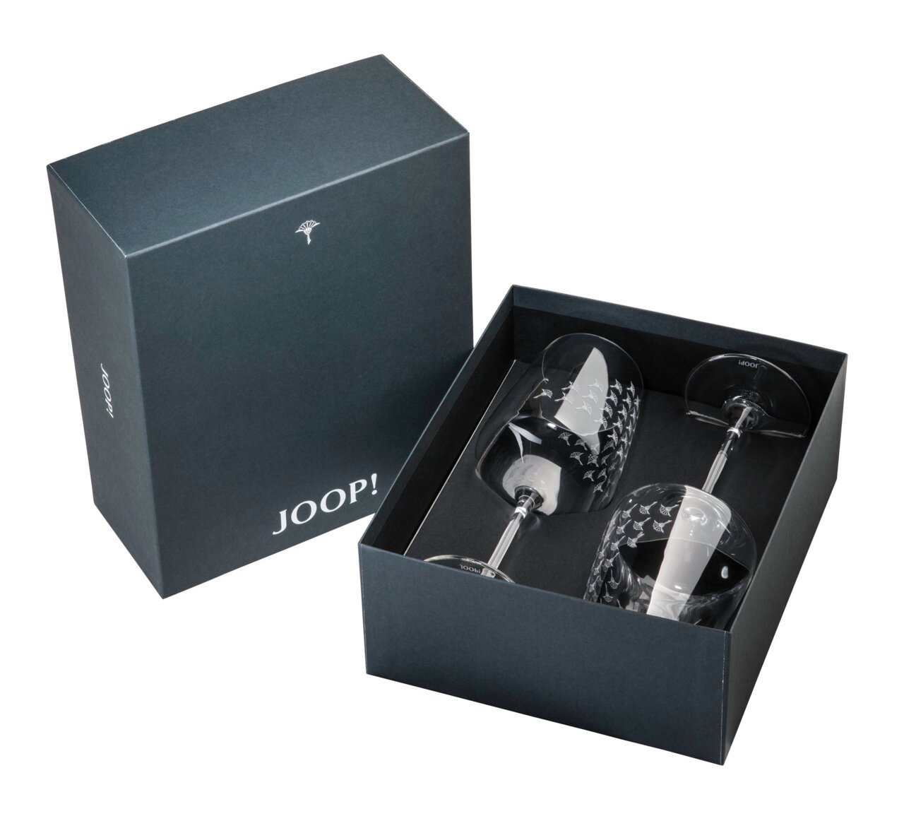 Zwei Rotweingläser in einer offenen Geschenkbox von oben betrachtet, mit elegantem Muster und der Aufschrift 'JOOP!' auf der Box.