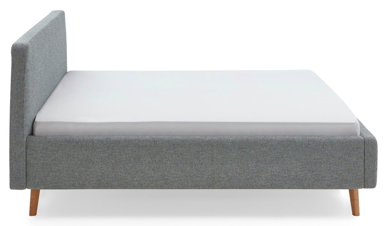 Seitliche Ansicht eines grauen Polsterbettgestells mit Holzfüßen und schlichtem Design.