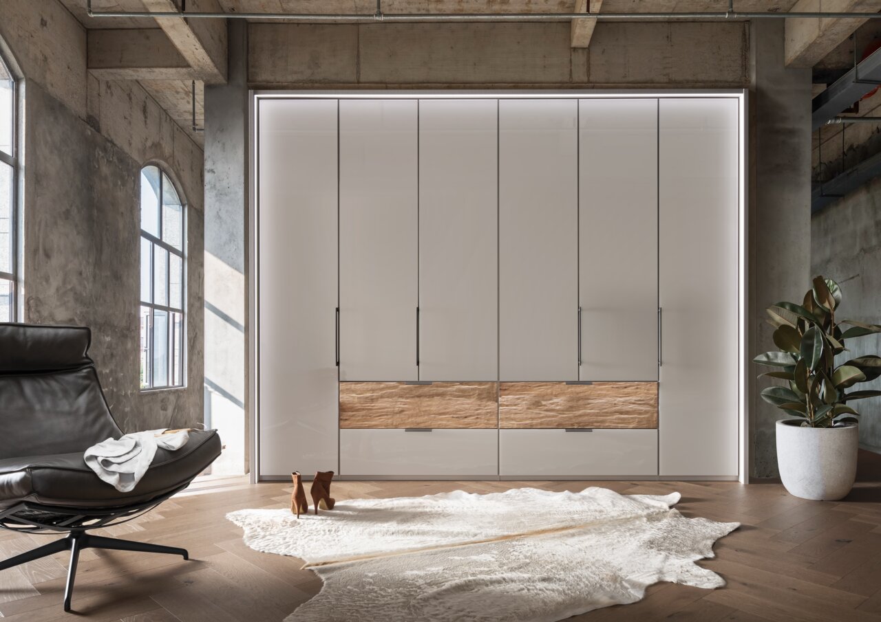 Dieter Knoll Funktionsschrank 6-trg. ELVAS Moderner Funktionsschrank mit sechs Türen in einem stilvollen Loft, frontal betrachtet.