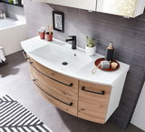 Moderne Badkombination mit Holzoptik und weißem Waschbecken, aus der Vogelperspektive fotografiert.