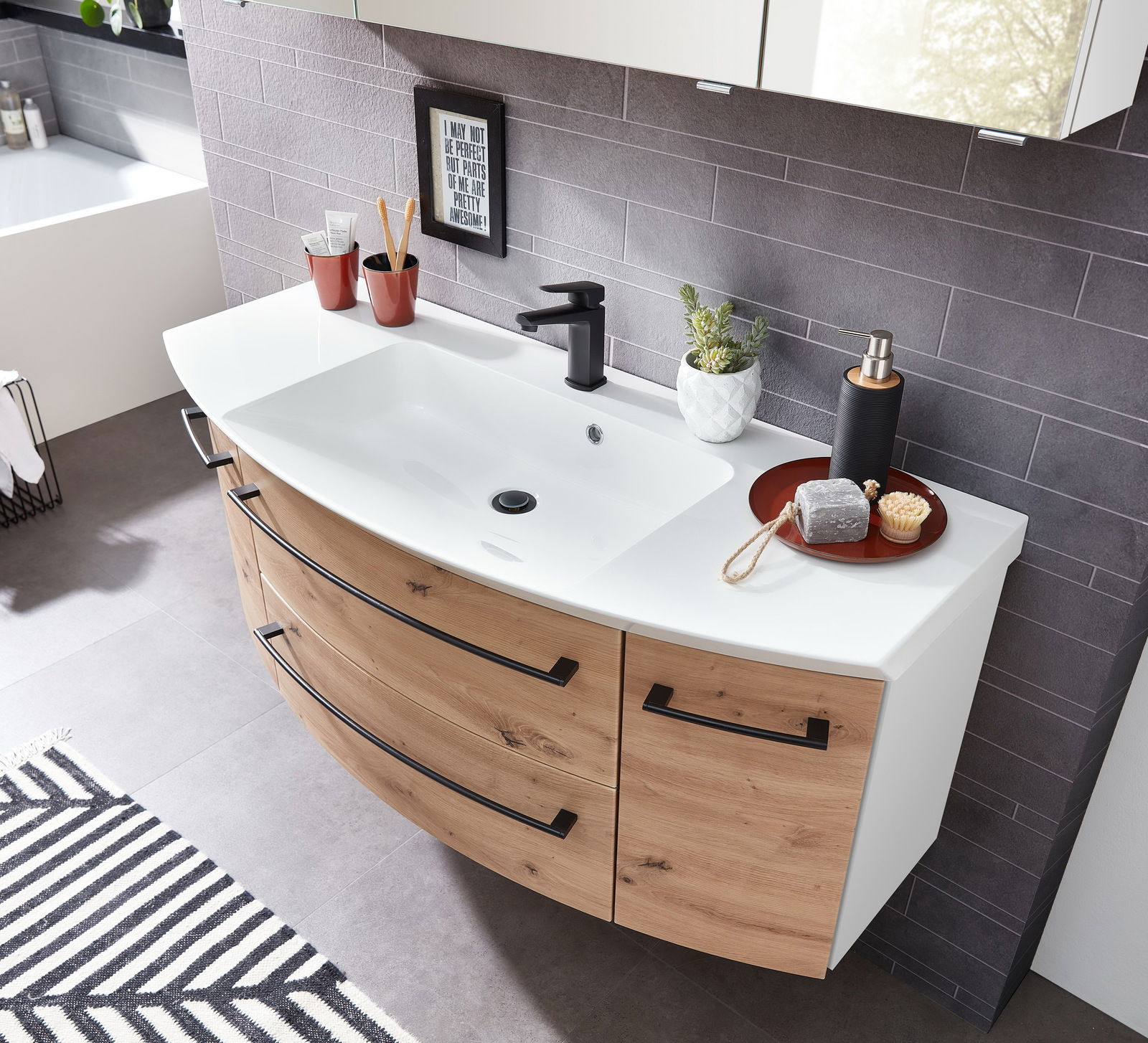 Moderne Badkombination mit Holzoptik und weißem Waschbecken, aus der Vogelperspektive fotografiert.