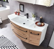 Moderne Badkombination mit Holzoptik und weißem Waschbecken, aus der Vogelperspektive fotografiert.