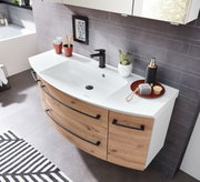 Moderne badkamercombinatie met houtlook en een witte wastafel, gefotografeerd vanuit vogelperspectief.