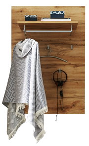 Garderobenpaneel aus Holz mit Ablage, Kleiderhaken und Kopfhörer, frontal betrachtet