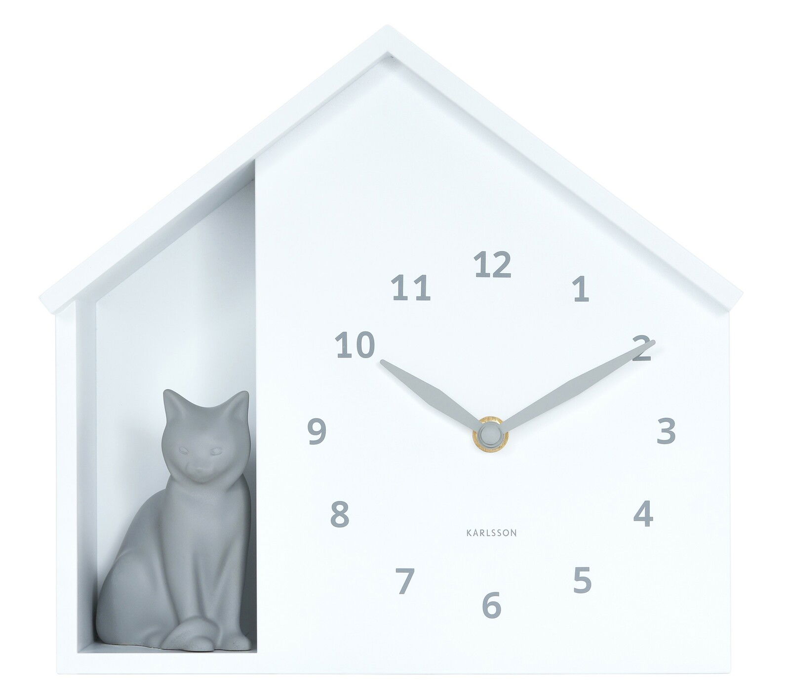 Weiße Wanduhr in Form eines Hauses mit einer grauen Katzenfigur auf der linken Seite, frontal betrachtet.