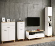 Skandinavisches Wohnzimmermöbel-Set in Weiß mit Holzoptik: Sideboard, Schubladenkommode, TV-Lowboard und hoher Vitrinen-/Regalschrank auf Holzfüßen vor Betonwand, Frontansicht in leicht schräger Perspektive von links.