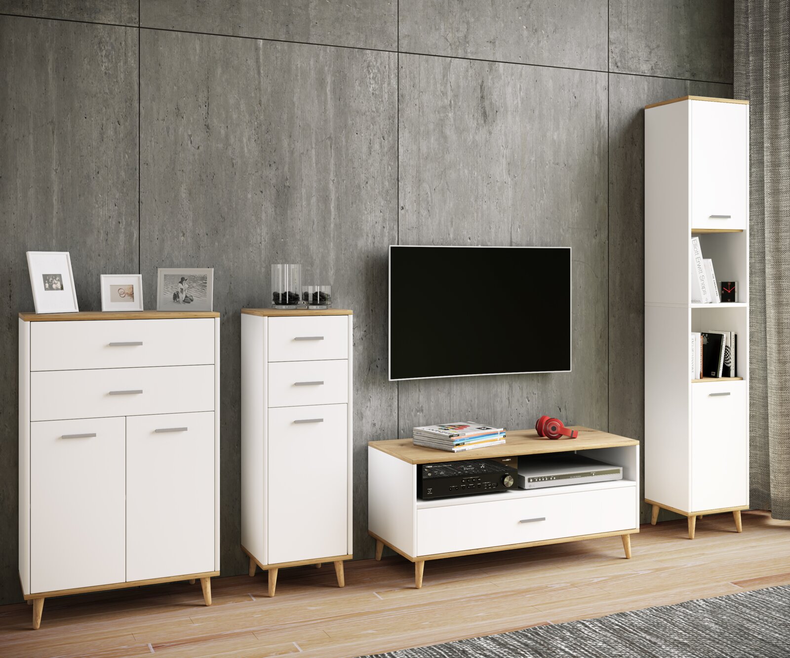 Skandinavisches Wohnzimmermöbel-Set in Weiß mit Holzoptik: Sideboard, Schubladenkommode, TV-Lowboard und hoher Vitrinen-/Regalschrank auf Holzfüßen vor Betonwand, Frontansicht in leicht schräger Perspektive von links.