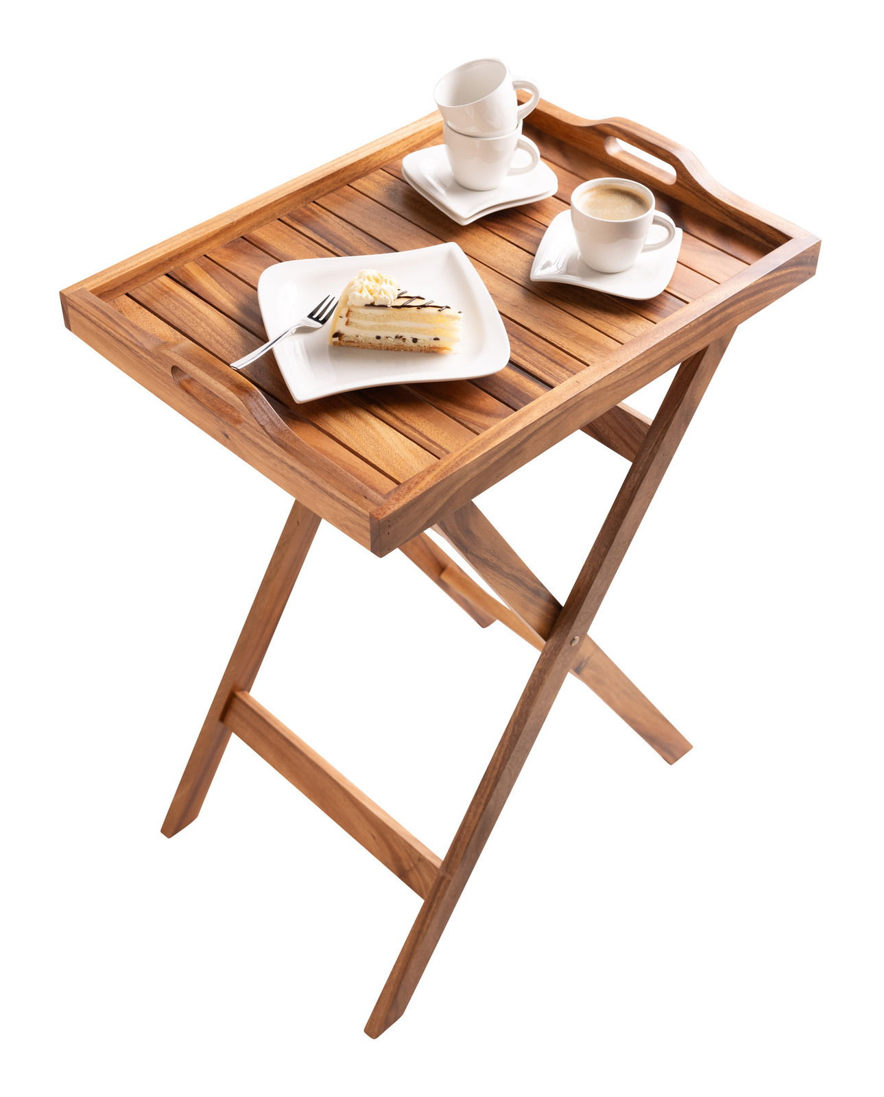 Holz-Serviertablett mit Standfuß, darauf zwei Tassen und ein Teller mit Kuchen, aus leicht erhöhter Perspektive.
