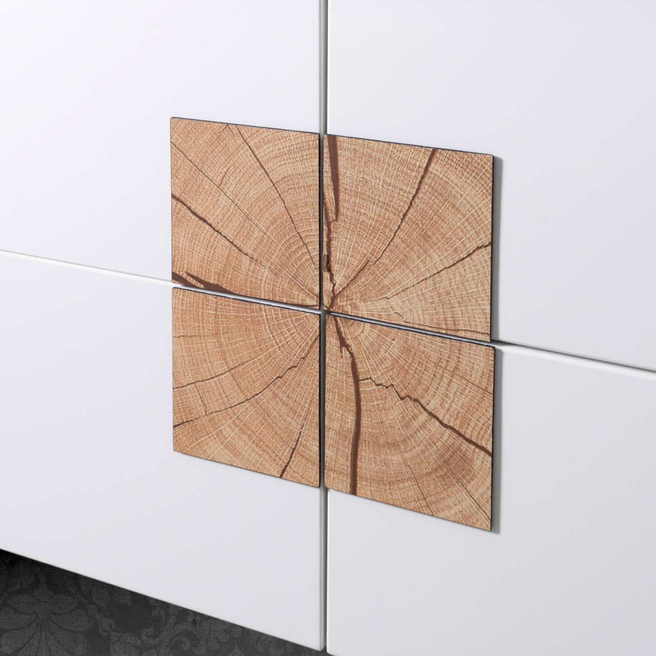 Nahaufnahme eines weißen Waschtisch-Sets mit dekorativen Holzelementen in der Mitte, die eine Baumstammstruktur zeigen.