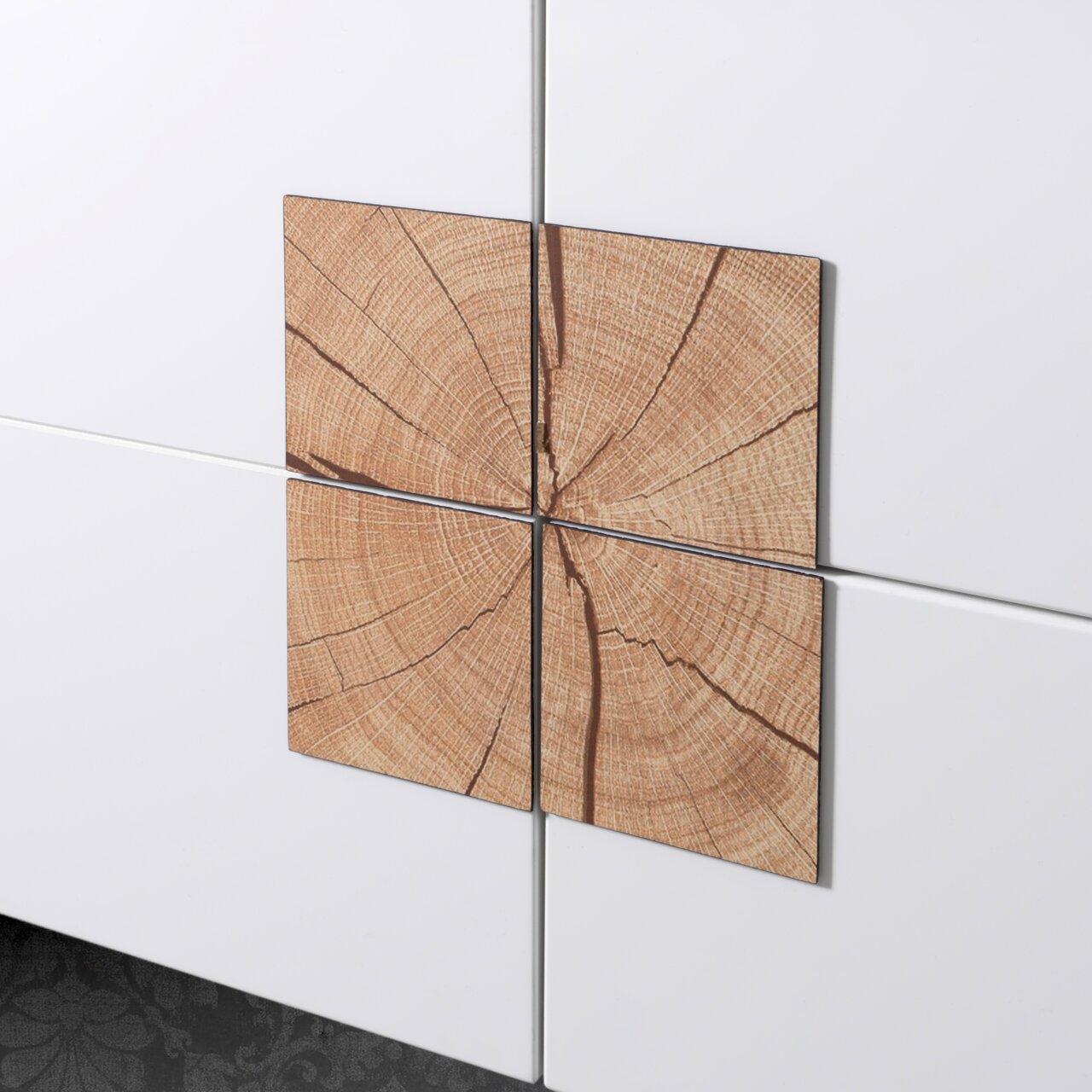 Voleo Waschtisch-Set STELLA Nahaufnahme eines weißen Waschtisch-Sets mit dekorativen Holzelementen in der Mitte, die eine Baumstammstruktur zeigen.